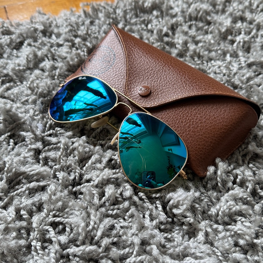 Ray-Ban Aviator Sunglasses with Blue Mirrored Sunglasses